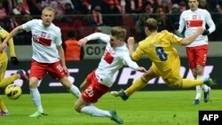 Збірна України взяла шість очок у двох матчах: спершу перемогла у Польщі (на фото Роман Зозуля забиває третій гол), згодом виграла у Молдови
