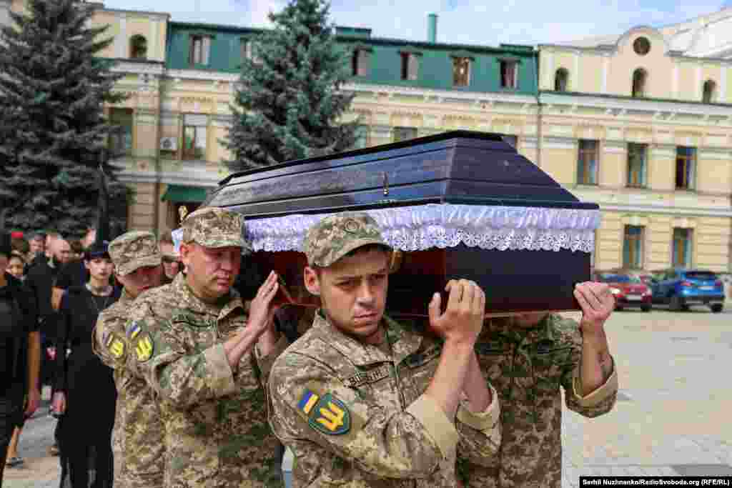 Під час прощання із загиблим військовим у Києві лунали сирени та вибухи роботи ППО через тривалу атаку російських дронів