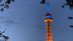 Вежу в Празі освітили синьо-жовтими кольорами на честь 30-річчя Незалежності України (відео)