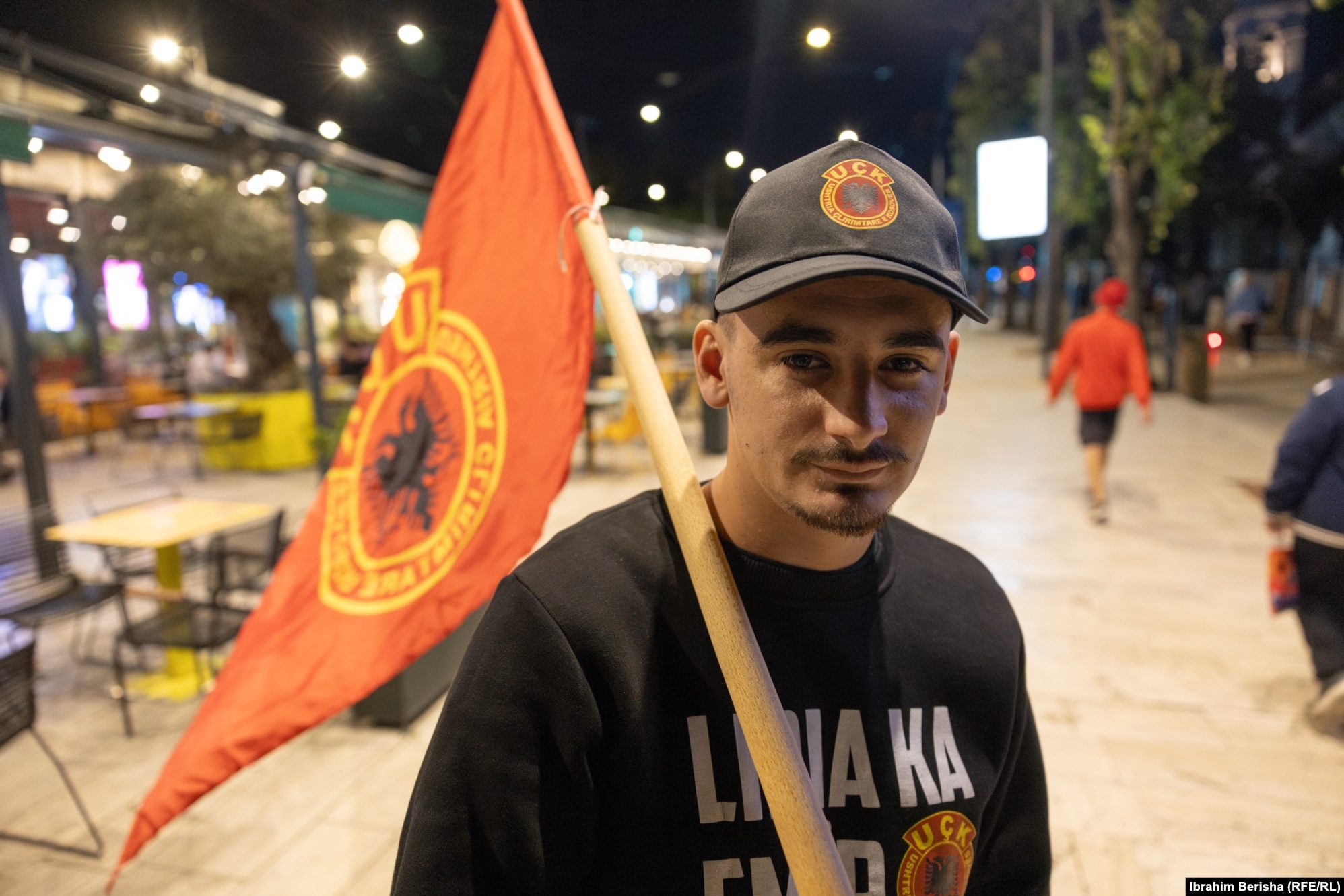 Flor Rexha, rrugës për në protestën që po mbahet çdo natë në Prishtinë, e që po quhet "Jo në emrin tim".