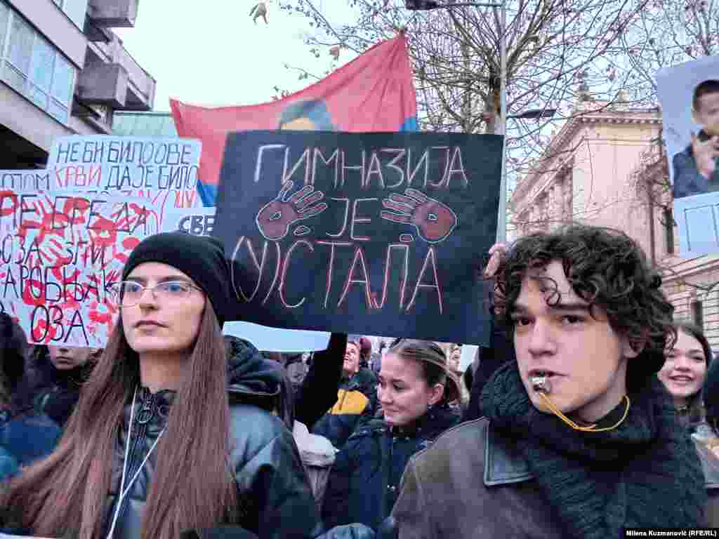 U Valjevu, na zapadu Srbije, okupljeni gimnazijalci, studenti i građani.