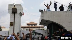 საპროტესტო აქციის მონაწილეები კატმანდუში, ნეპალის პარლამენტთან. 2025 წლის 8 სექტემბერი