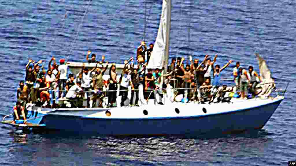 Hrvatska - Brod sa 65 imigranata, porijeklom iz Sirije, Afganistana, Somalije i Egipta, koji je dva dana plutao morem, stigao je u dubrovačku luku Gruž, 2. juli 2012. 