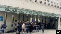 Njerëzit mblidhen pranë hyrjes së ndërtesës së Organizatës së Vendeve Eksportuese të Naftës, OPEC, në Vjenë, Austri, tetor 2022.