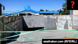 Aşgabadyň demir ýol wokzalynda mundan 3 ýyl çemesi ozal gurlan ýerasty geçelgeler sökülýär.