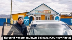 Глава сельской администрации Цыдендоржи Буянтуев хранит ключи от сквера памяти воинов-интернационалистов в магазине "Улыбка"