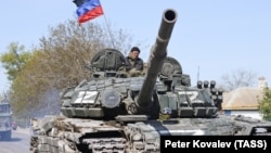Российские военнослужащие на танке Т-72 в селе Безыменное Донецкой области, май 2022 года . Иллюстрационное фото