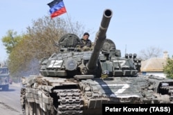 Ruski vojnik na tenku T-72 u selu Bezimenne koje je ranije ovog mjeseca bilo pod kontrolom proruskih snaga.