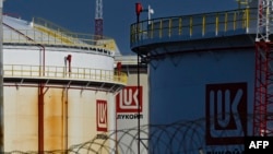 A Lukoil üzemanyag-tároló tartályai a roszeneci, fekete-tengeri kikötő termináljában Burgasz mellett