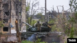 Русия гаскәрләре оккупацияләгән Мариупольдә Z тамгалы танк. Украина хакимиятләре шәһәр 90 процентка җимерелгән дип белдерә