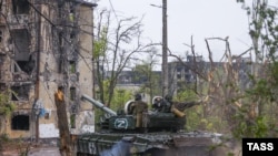 Танк с буквой Z – неофициальным символом российского вторжения в Украину – в Мариуполе, оккупированном российскими войсками. Власти Украины утверждают, что город разрушен на 90%