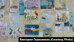 Стенд с рисунками в Доме детского творчества в селе Сакмара Оренбургской области. 