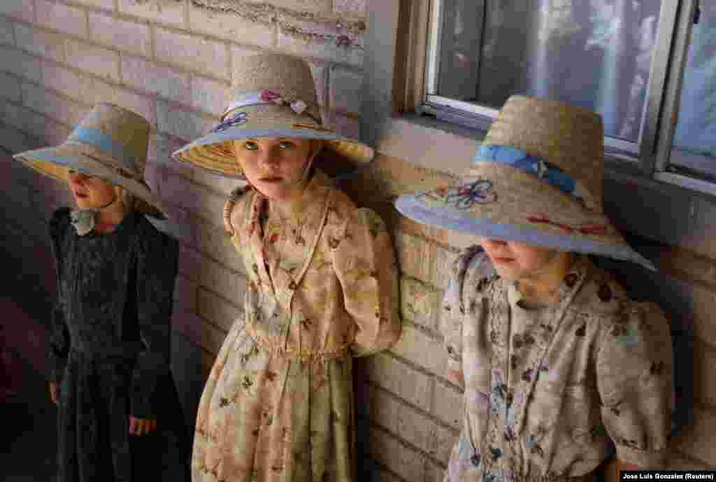 "Hiszünk abban, hogy a hagyományaink a háborítatlan békében élhetnek tovább, ahol nincsenek teherautók, nincs internet, nincs áram" - mondta a Reutersnek nyilatkozó egyik családfő, Andres.&nbsp;"Nem ismerem a technológiai újdonságokat, így születtem, így éltem egész életemben; így is szeretnék meghalni" - tette hozzá