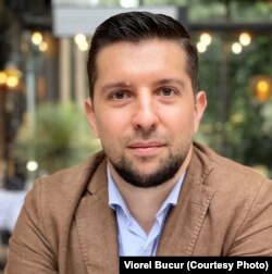 Viorel Bucur lucrează de 8 ani în Paris și de aproape un an și jumătate cu echipa Career Shift România, de la distanță.