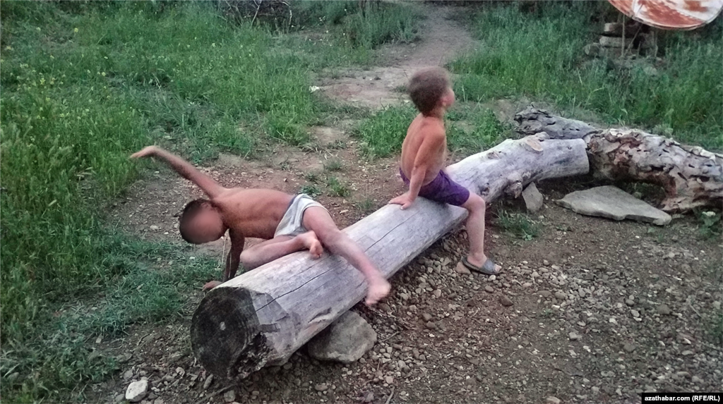 Дети играют на улице. Махтымгулы (бывший Гаррыгала) Балканский регион. Май 2022 г.