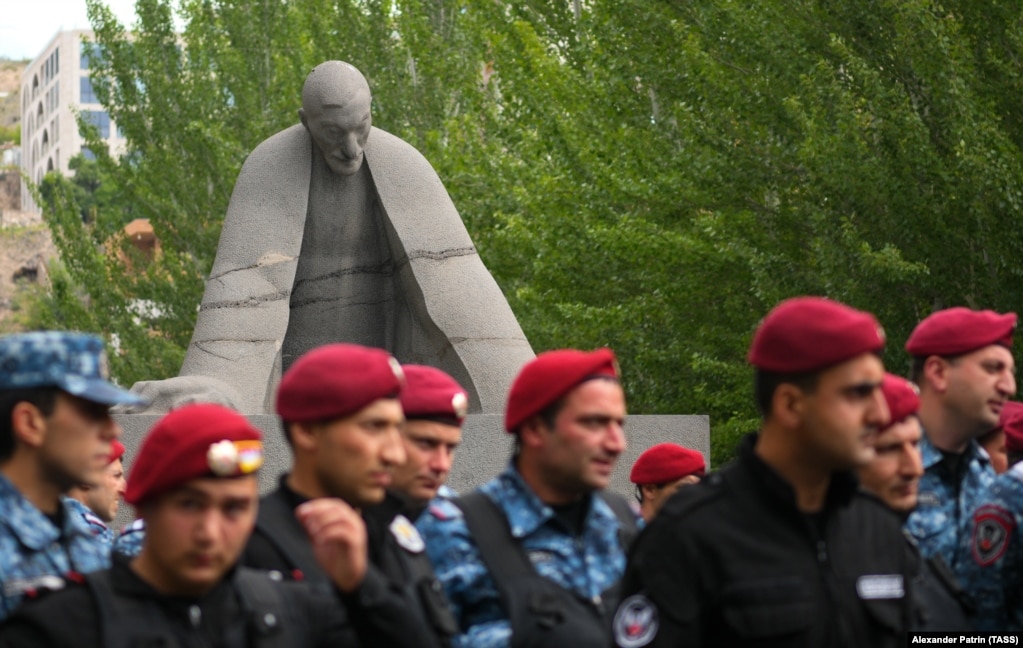 Policia duke qëndruar para një statuje të arkitektit armen, Alexander Tamanian, mes protestave të 18 majit. Pashinian tregoi se kushtet e marrëveshjes së paqes me Bakun, të cilat përfshijnë "njohjen reciproke të integritetit territorial të njëri-tjetrit" janë të pranueshme për Jerevanin "në parim", duke shkaktuar frikë se ai do t'i dorëzojë Azerbajxhanit rajonet e mbetura të Nagorno-Karabakut të kontrolluara nga armenët.