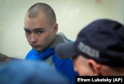 Sergentul rus Vadim Șișmarin, în vârstă de 21 de ani, în timpul procesului în care este judecat pentru crime de război, Kiev, 18 mai 2022.