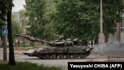 Un tanc ucrainean pe străzile orașului Severodonețk, 18 mai 2022
