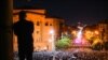 მამაკაცი უყურებს ათასობით ადამიანის შეკრებას ცენტრალურ ერევანში, 18 მაისის ღამეს.