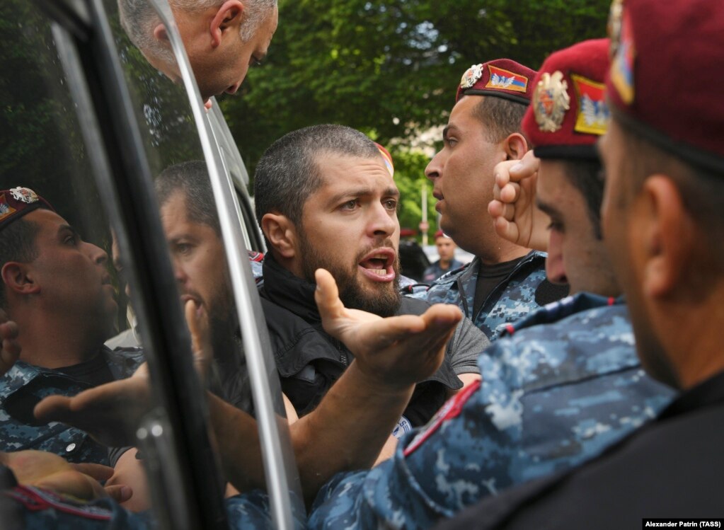 Një protestues i arrestuar e kundërshton policinë. Kryeministri armen, Nikol Pashinian dhe presidenti i Azerbajxhanit, Ilham Aliyev, ranë dakord muajin e kaluar që të fillojnë punën për një traktat paqeje për t'i dhënë fund konfliktit në Nagorno-Karabak dhe të krijojnë një komision për të zgjidhur paqartësitë mbi kufirin e tyre të përbashkët.
