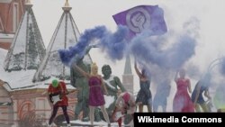 Группа Pussy Riot - перформанс на Красной площади в Москве