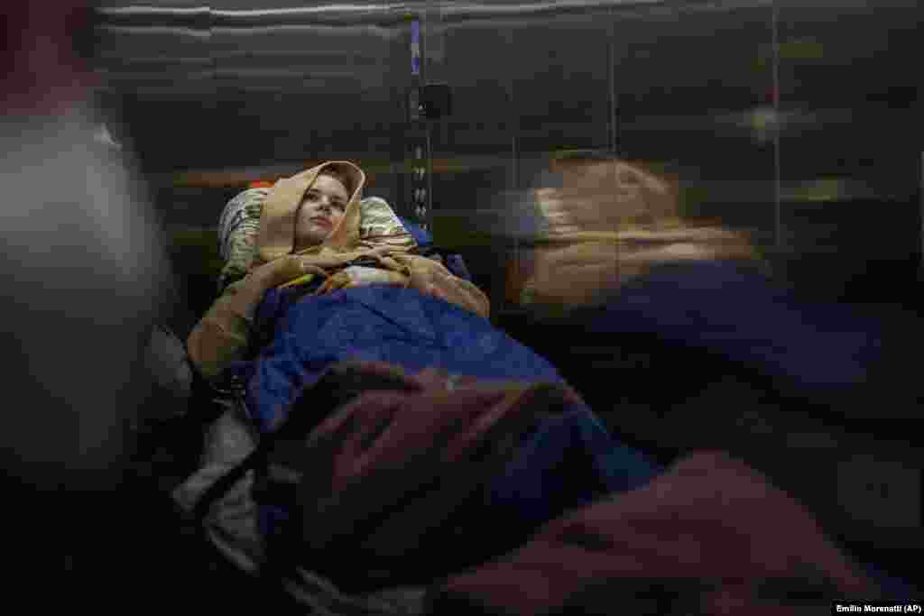 A hordágyon fekvő, 21 éves Nasztja Kuzikot Kijevből Németországba szállítják további kezelésekre május 5-én. A fiatal nő március 17-én hazafele tartott bátyjától Csernyihivben, amikor bombatámadás érte. Jobb lábát térd alatt kellett amputálni, bal lába pedig súlyosan megsérült