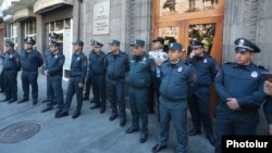 Armenia - Police officers guard a government building during an opposition demosntration in Yerevan, May 19, 2022.