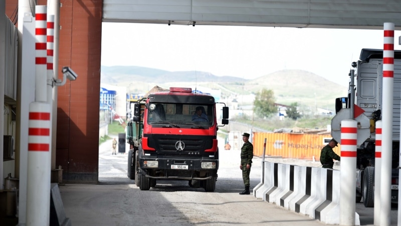 Пограничная служба заявила об отсутствии очередей на границе Кыргызстана и Казахстана