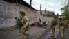 Российские военные возле разрушенной части металлургического комбината имени Ильича в Мариуполе, 2022 год