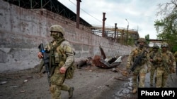 Orosz katonák járőröznek Mariupolban, a Donyecki Népköztársaság fennhatósága alá eső területen 2022. május 18-án