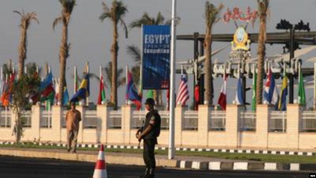 نیروهای محافظ در مقابل محل برگزاری کنفرانس شرم الشیخ