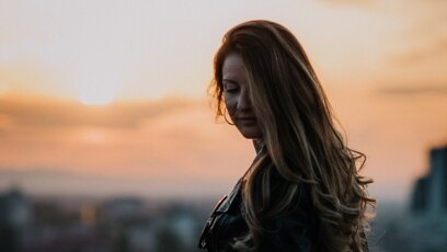 На една от картините млада жена седи на стол сред