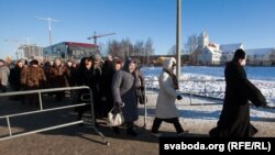 Фотарэпартаж з чаргі да «Дароў вешчуноў»