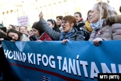 Pedagógusok tüntetnek a Kossuth Lajos téren 2022. március 19-én