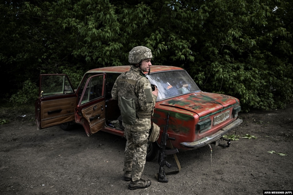 Një ushtar ukrainas në një pikë kontrolli.