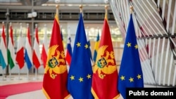 Zastave Crne Gore i Evropske unije u sjedištu EU u Briselu , 20. maj 2022. godine 