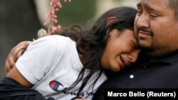 Луѓе во солзи по нападот на основно училиште во Тексас