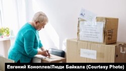 Сотрудница Селендумской администрации Ольга Дунаева собирает посылки для военных, которые сейчас находятся в Украине