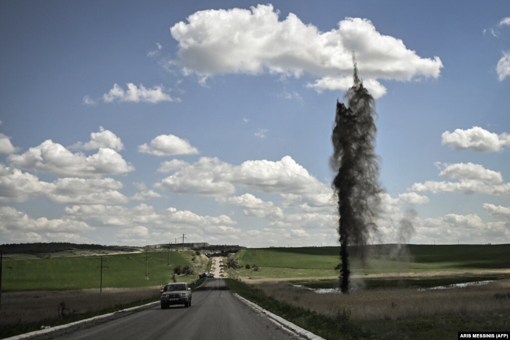Shpërthimi i një mortaje pranë një rruge që të çon në qytetin  Lysychansk, në rajonin Luhansk të Ukrainës lindore, më 23 maj.