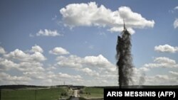 Eksplozija minobacača pored puta koji vodi ka gradu Lisičansku u istočnoj Ukrajini, u regionu Lugansk, 23. maja 2022. (AFP)
