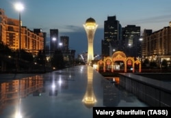 Казахстан. Нур-Султан. Монумент Байтерек (Байтерек-Астана) и бульвар Нуржол