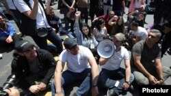 Armenia - Ishkhan Saghatelian (second from right) and other opposition lawmakers lead an anti-government rally in Yerevan, May 18, 2022.