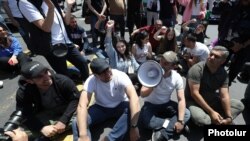 Armenia - Ishkhan Saghatelian (second from right) and other opposition lawmakers lead an anti-government rally in Yerevan, May 18, 2022.