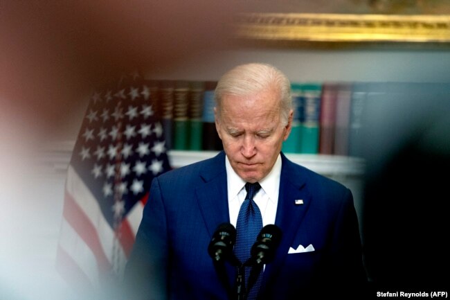 Presidenti amerikan, Joe Biden, duke folur nga Shtëpia e Bardhë pas të shtënave në Teksas.