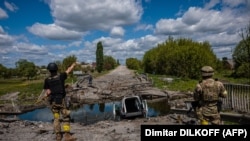 За даними Генштабу, на Харківському напрямку противник намагається не допустити виходу українських військ до держкордону та в тил російського угруповання військ, яке діє на Слов’янському напрямку.