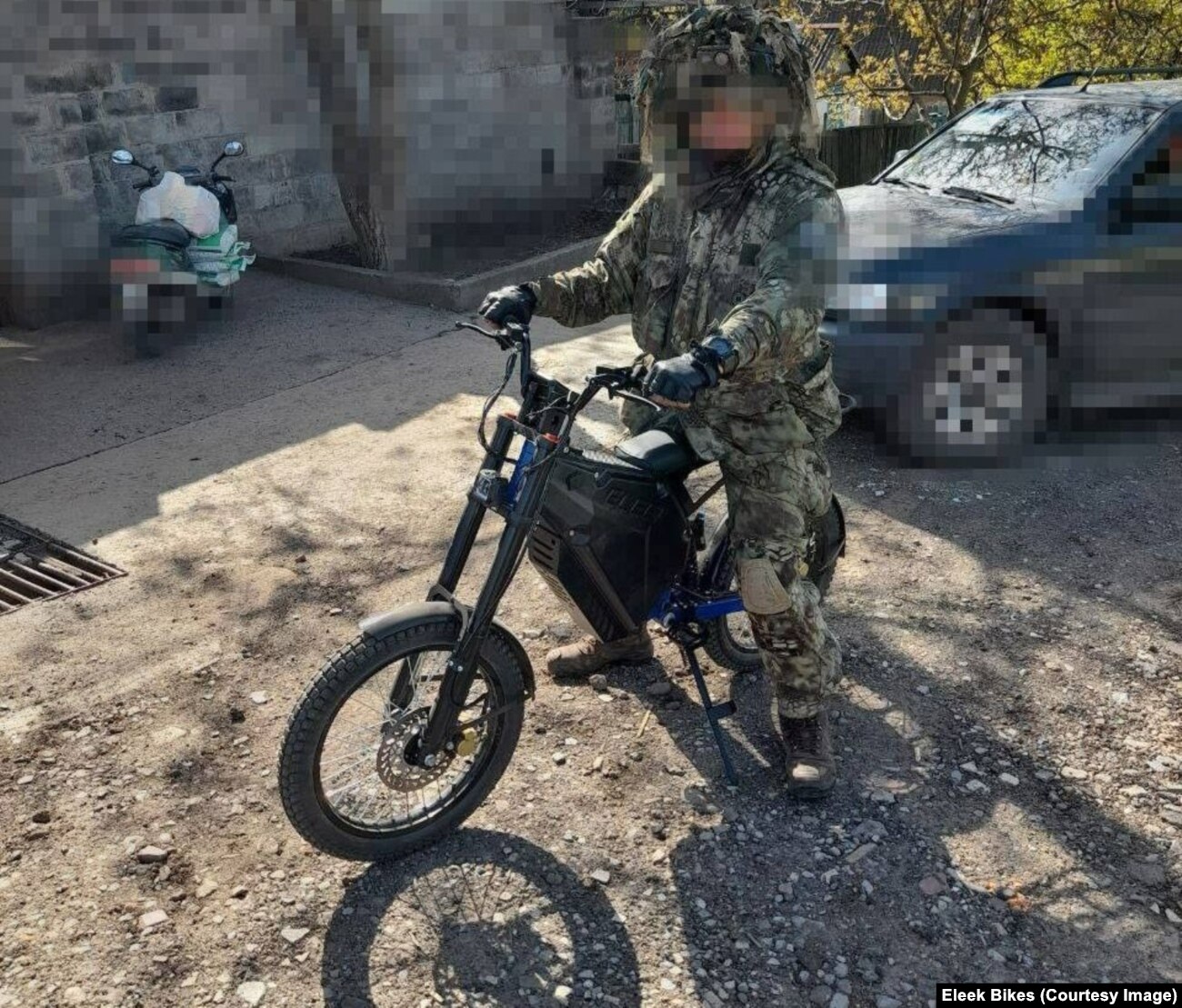 صورة معدلة لجندي أوكراني على دراجة كهربائية.