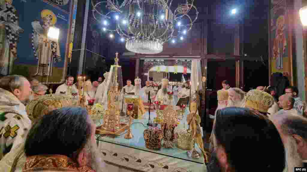 Zajednička liturgija 24. maja je nastavak otopljavanja odnosa dve crkve, započetog&nbsp;zajedničkom liturgijom&nbsp;19. maja u hramu Sv. Save u Beogradu. (na fotografiji: služenje Svete arhijerejske liturgije u Crkvi Svetog Klimenta Ohridskog, Skoplje, 24. maj)