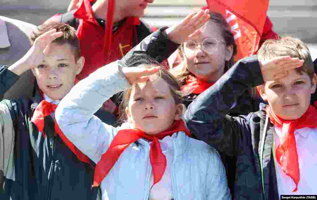Школьники салютуют на Красной площади 22 мая. &laquo;Не нужно объединяться. Важно, чтобы развивались разные организации&raquo;, &mdash; говорит Афонин о кремлевской инициативе &laquo;Большая перемена&raquo;, в которую планирует привлечь миллионы детей