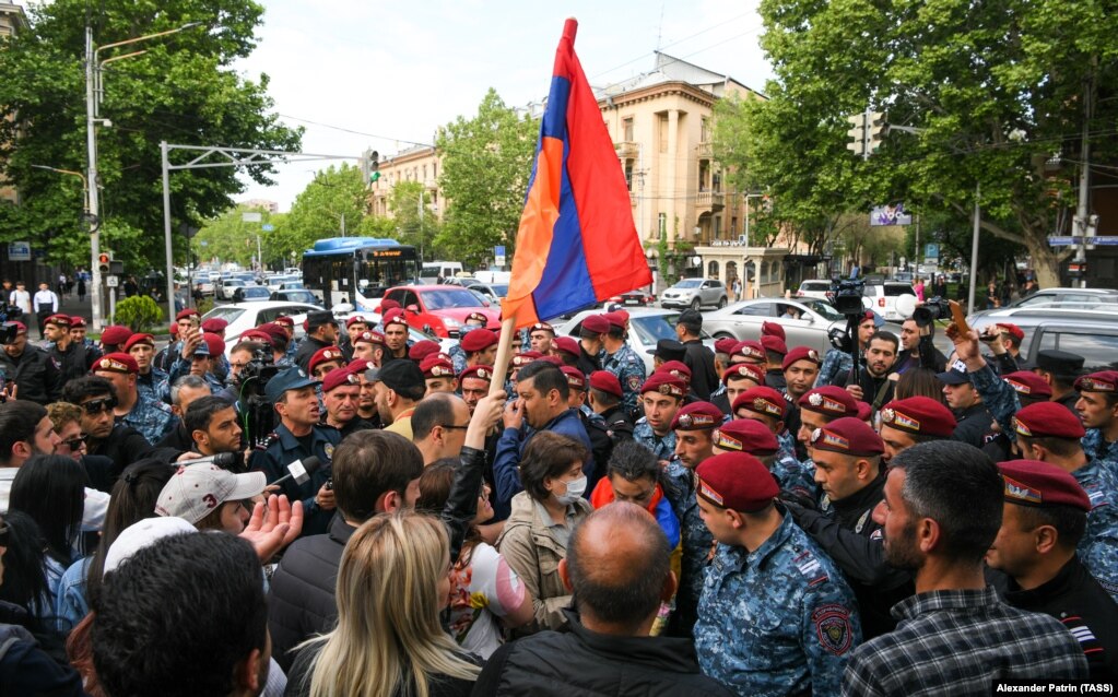 Një kordon policie i pengon protestuesit të hyjnë në një nga rrugët kryesore të Jerevanit. Armenia humbi kontrollin e disa rajoneve në dhe përreth Nagorno-Karabakut në vitin 2020, kur Azerbajxhani nisi një ofensivë të madhe ushtarake për të rimarrë territoret.