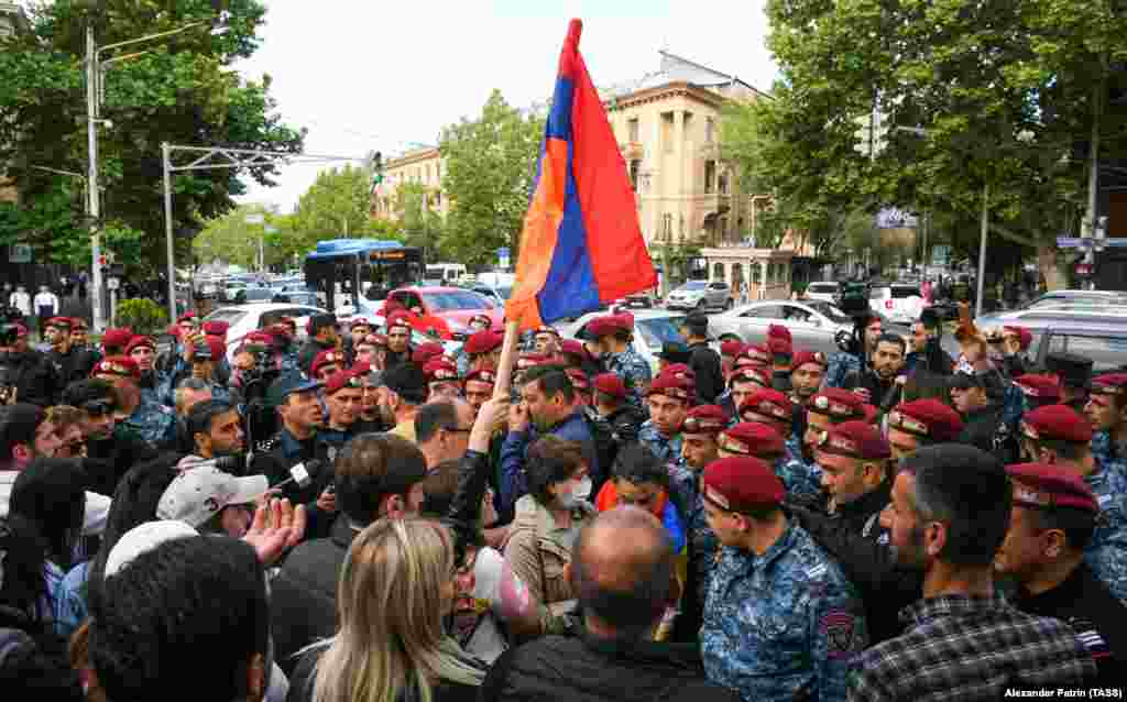 Rendőrök és tüntetők Jerevánban április 25-én